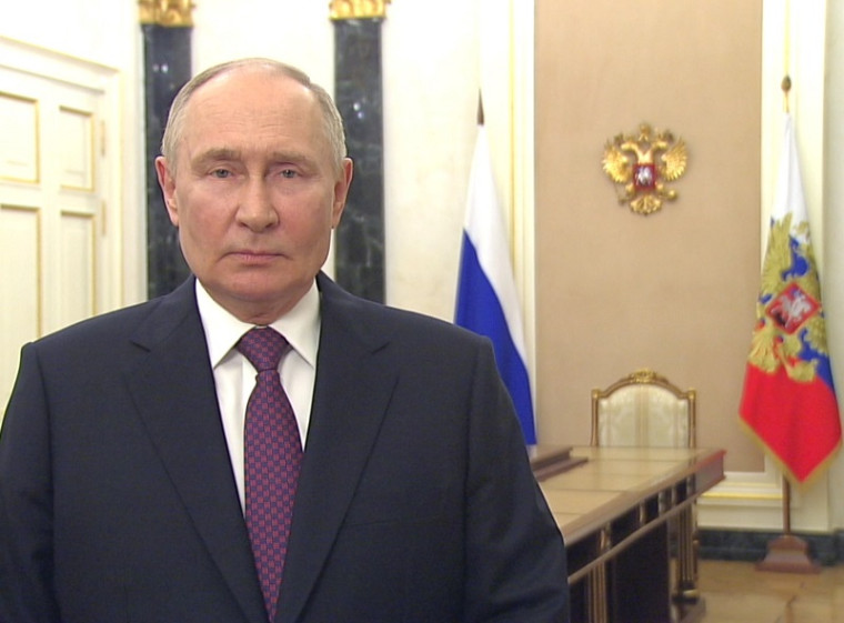 Владимир Путин поздравил выпускников с окончанием школы.